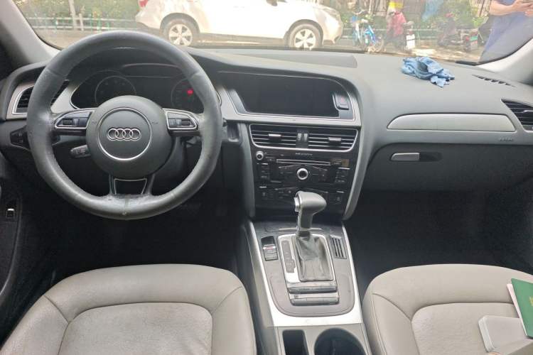 Used Audi A4L 2013 35 TFSI Automatic Standard Model Center Console