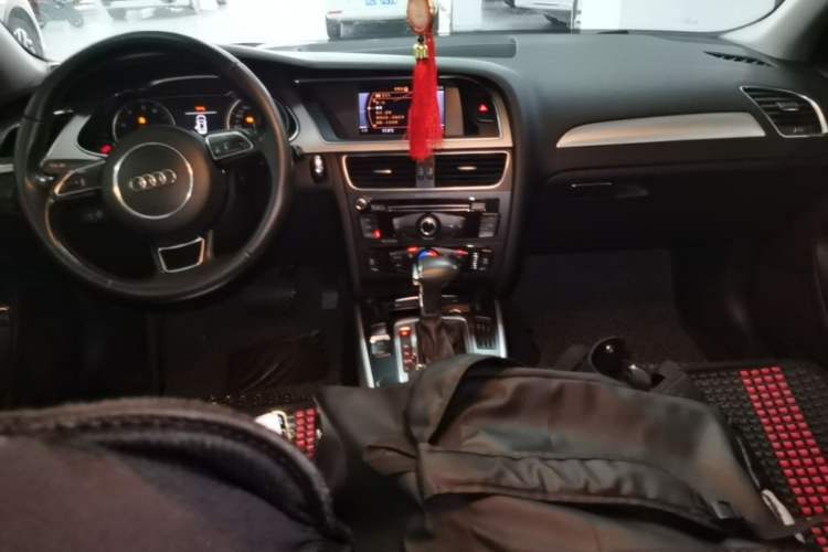 Used Audi A4L 2013 35 TFSI Automatic Standard Model Center Console