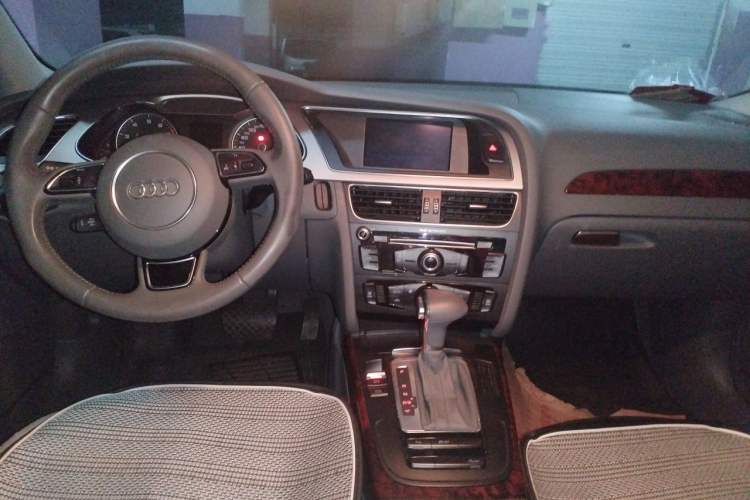 Used Audi A4L 2013 35 TFSI Automatic Standard Model Center Console
