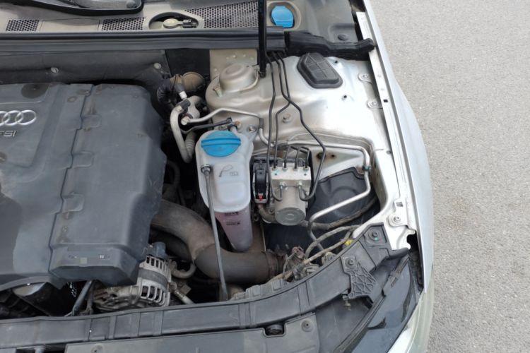 Used Audi A4L 2013 40 TFSI quattro Sport version Engine Bay Left