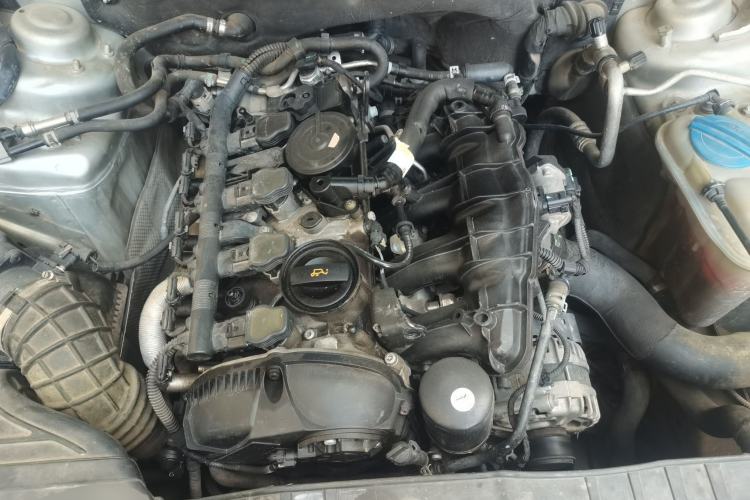 Used Audi A4L 2013 35 TFSI Automatic Standard Model Engine Bay