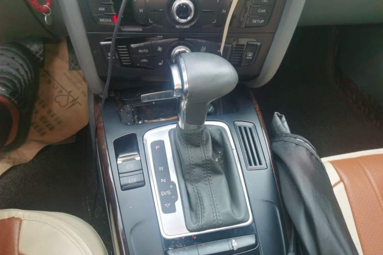 Used Audi A4L 2013 35 TFSI Automatic Comfort Model Gear Lever
