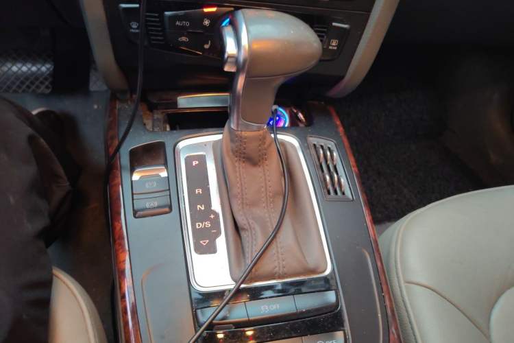 Used Audi A4L 2013 35 TFSI Automatic Comfort Model Gear Lever