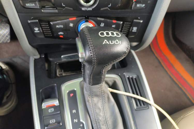 Used Audi A4L 2013 35 TFSI Automatic Standard Model Gear Lever