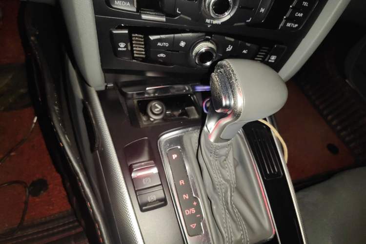 Used Audi A4L 2013 35 TFSI Automatic Standard Model Gear Lever