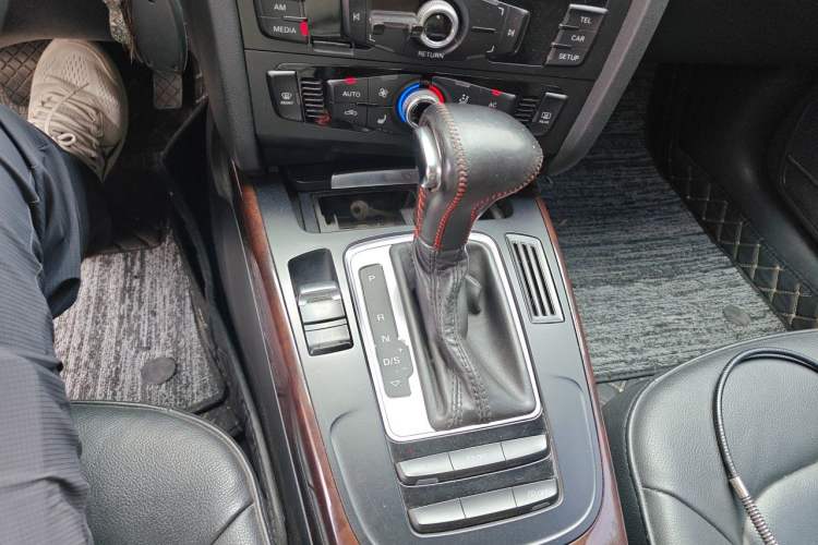 Used Audi A4L 2013 35 TFSI Automatic Comfort Model Gear Lever
