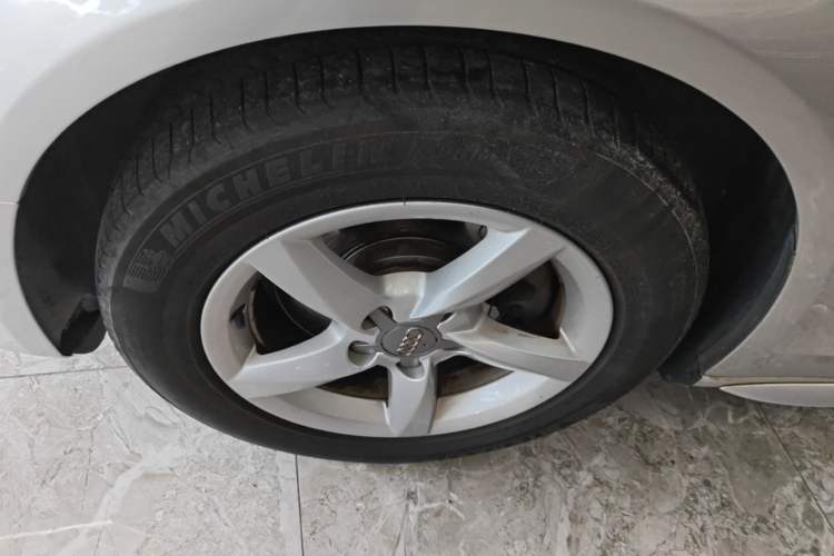 Used Audi A4L 2013 35 TFSI Automatic Comfort Model Left Front Wheel Hub
