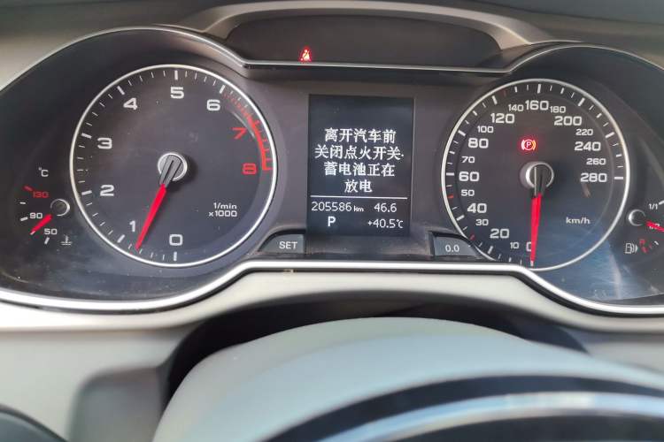Used Audi A4L 2013 35 TFSI Automatic Standard Model Odometer Close Up