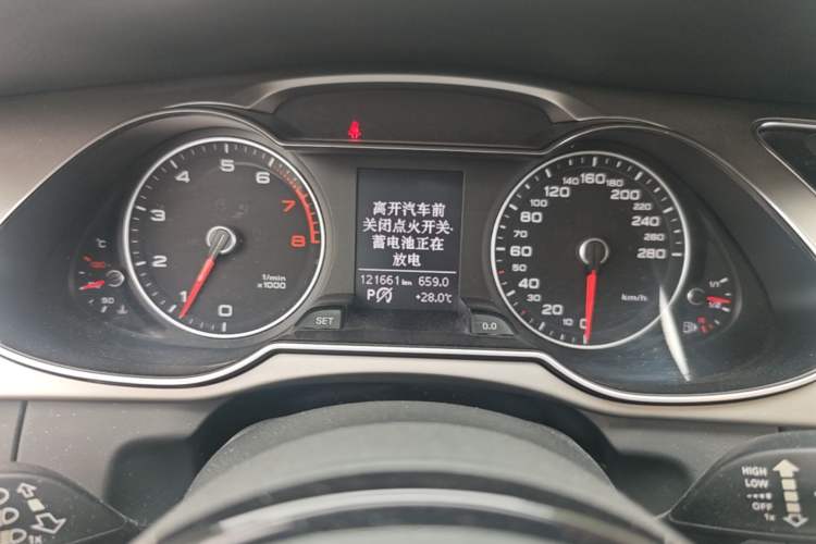 Used Audi A4L 2013 35 TFSI Automatic Comfort Model Odometer Close Up