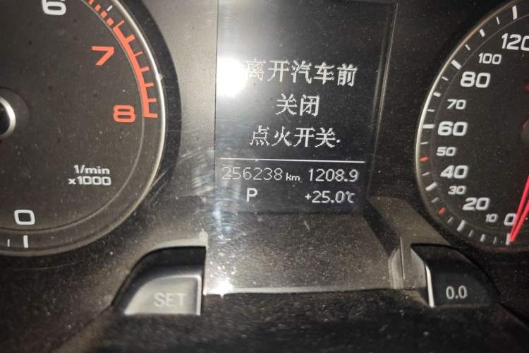 Used Audi A4L 2013 35 TFSI Automatic Comfort Model Odometer Close Up