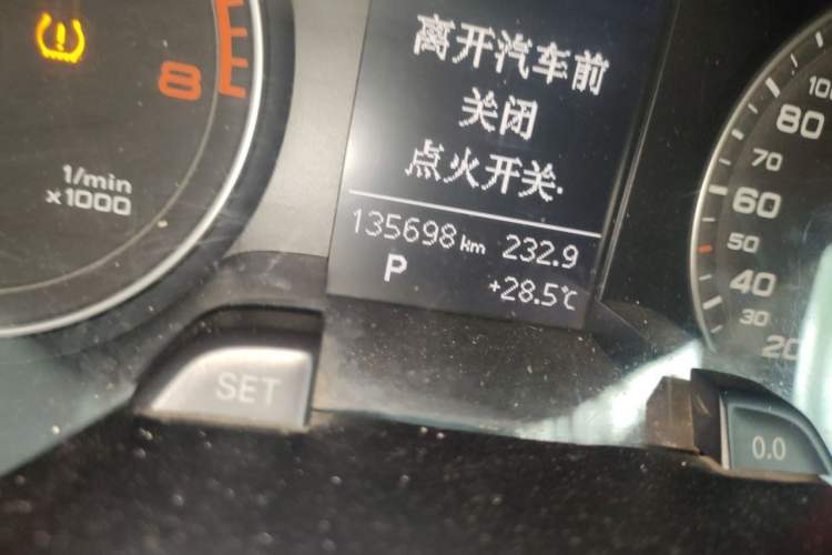Used Audi A4L 2013 35 TFSI Automatic Comfort Model Odometer Close Up