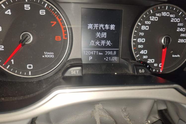 Used Audi A4L 2013 35 TFSI Automatic Standard Model Odometer Close Up