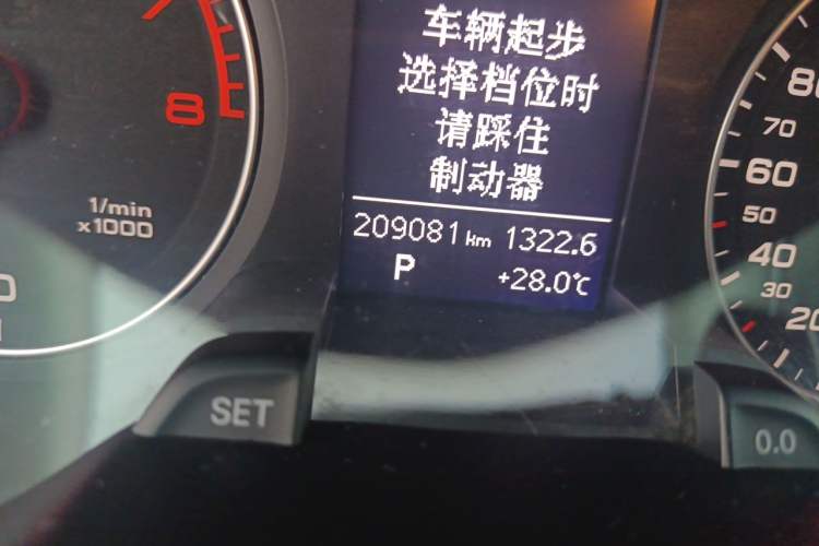 Used Audi A4L 2013 35 TFSI Automatic Standard Model Odometer Close Up