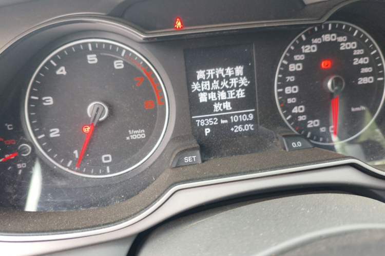 Used Audi A4L 2013 35 TFSI Automatic Standard Model Odometer Close Up