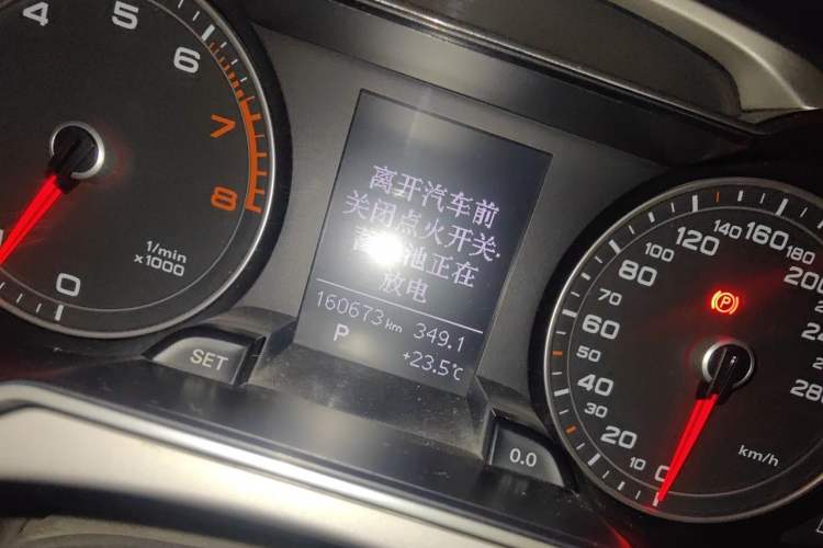 Used Audi A4L 2013 35 TFSI Automatic Standard Model Odometer Close Up