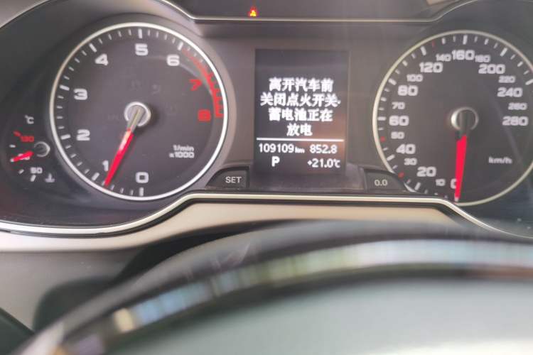 Used Audi A4L 2013 35 TFSI Automatic Standard Model Odometer Close Up