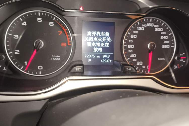 Used Audi A4L 2013 35 TFSI Automatic Comfort Model Odometer Close Up