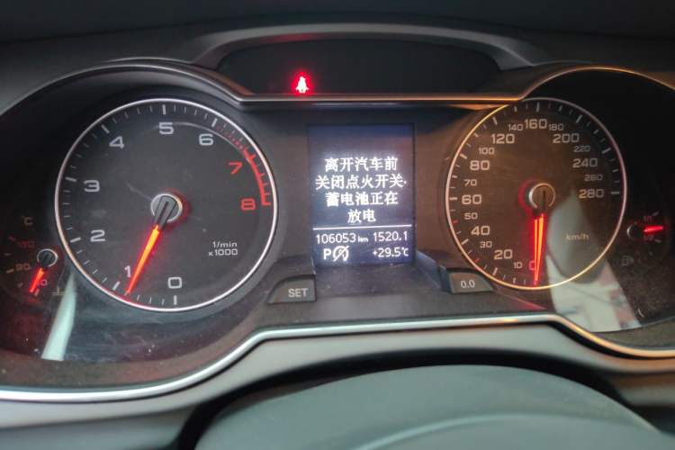 Used Audi A4L 2013 35 TFSI Automatic Comfort Model Odometer Close Up