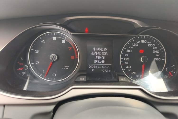 Used Audi A4L 2013 35 TFSI Automatic Comfort Model Odometer Close Up