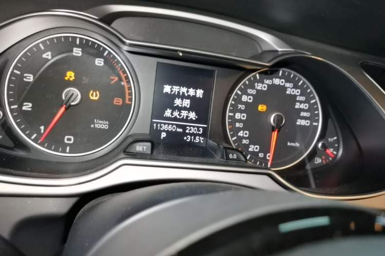 Used Audi A4L 2013 35 TFSI Automatic Standard Model Odometer Close Up