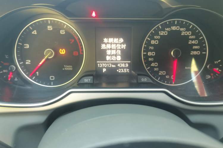 Used Audi A4L 2013 35 TFSI Automatic Standard Model Odometer Close Up