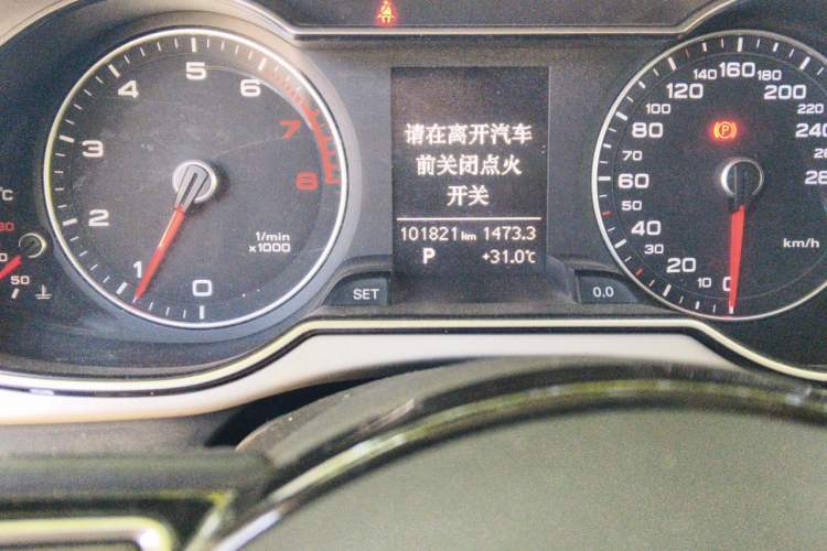 Used Audi A4L 2013 35 TFSI Automatic Standard Model Odometer Close Up