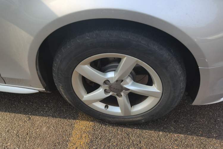 Used Audi A4L 2013 35 TFSI Automatic Standard Model Right Front Wheel Hub