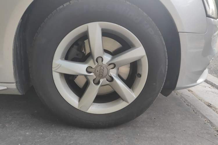Used Audi A4L 2013 35 TFSI Automatic Standard Model Right Front Wheel Hub