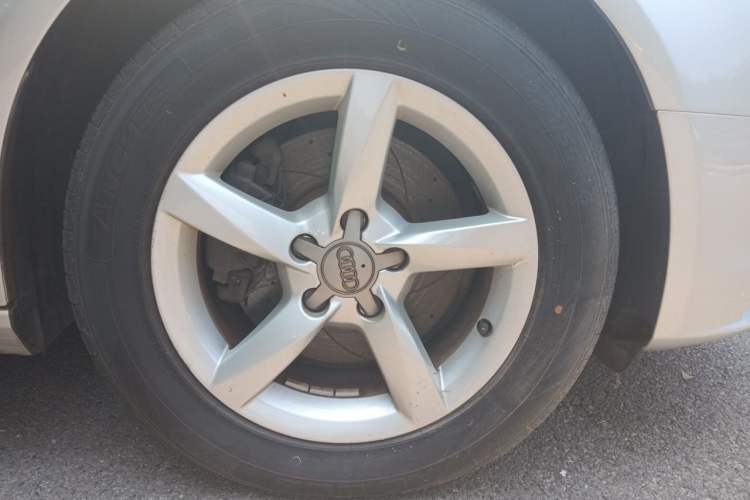 Used Audi A4L 2013 35 TFSI Automatic Standard Model Right Front Wheel Hub