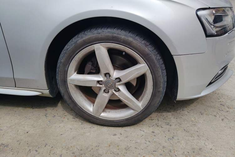 Used Audi A4L 2013 35 TFSI Automatic Standard Model Right Front Wheel Hub