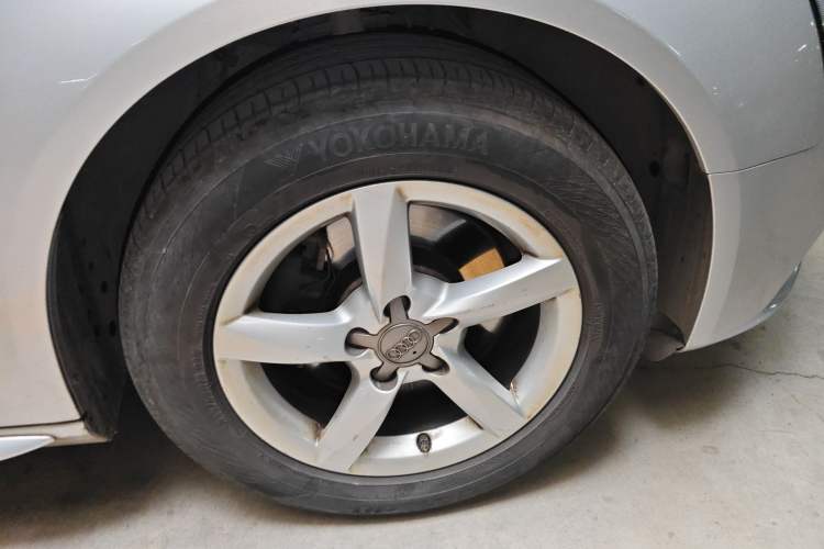 Used Audi A4L 2013 35 TFSI Automatic Comfort Model Right Front Wheel Hub