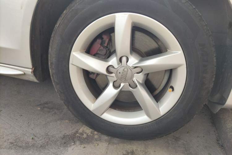Used Audi A4L 2013 35 TFSI Automatic Standard Model Right Front Wheel Hub