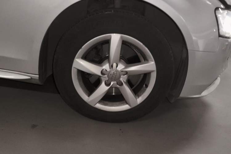 Used Audi A4L 2013 35 TFSI Automatic Comfort Model Right Front Wheel Hub