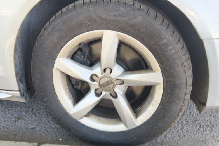Used Audi A4L 2013 35 TFSI Automatic Standard Model Right Front Wheel Hub