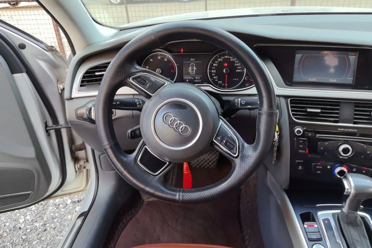 Used Audi A4L 2013 35 TFSI Automatic Standard Model Steering Wheel