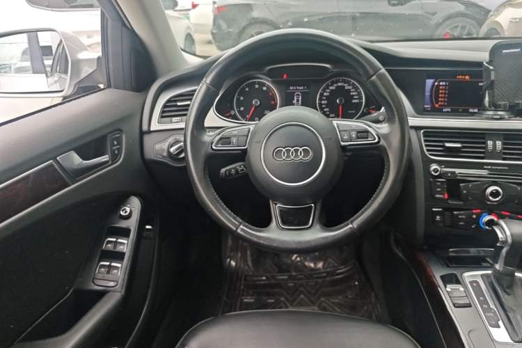 Used Audi A4L 2013 35 TFSI Automatic Comfort Model Steering Wheel
