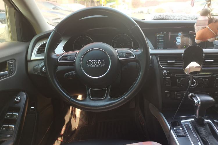 Used Audi A4L 2013 35 TFSI Automatic Standard Model Steering Wheel