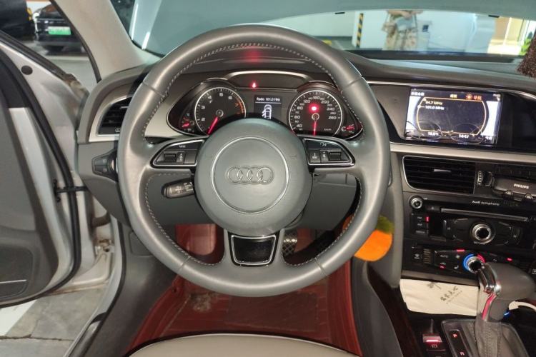 Used Audi A4L 2013 35 TFSI Automatic Standard Model Steering Wheel