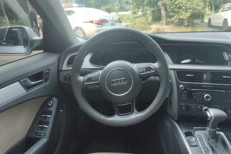 Used Audi A4L 2013 35 TFSI Automatic Standard Model Steering Wheel