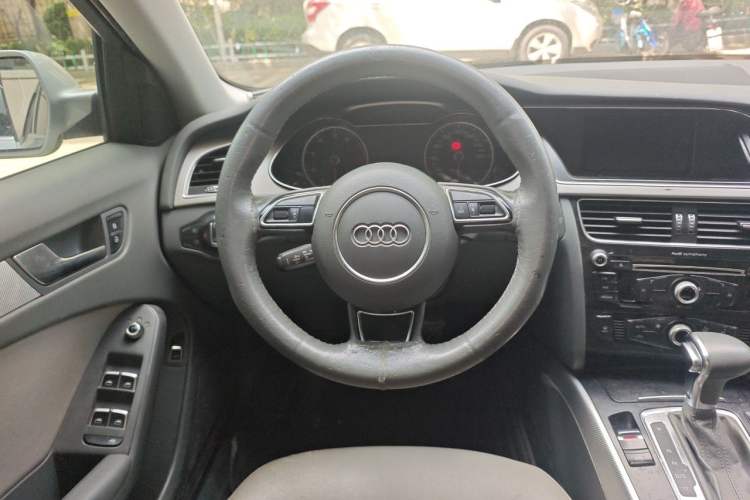 Used Audi A4L 2013 35 TFSI Automatic Standard Model Steering Wheel