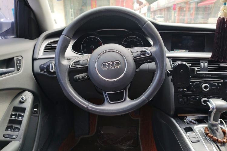 Used Audi A4L 2013 35 TFSI Automatic Standard Model Steering Wheel