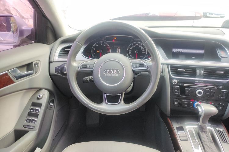 Used Audi A4L 2013 35 TFSI Automatic Standard Model Steering Wheel