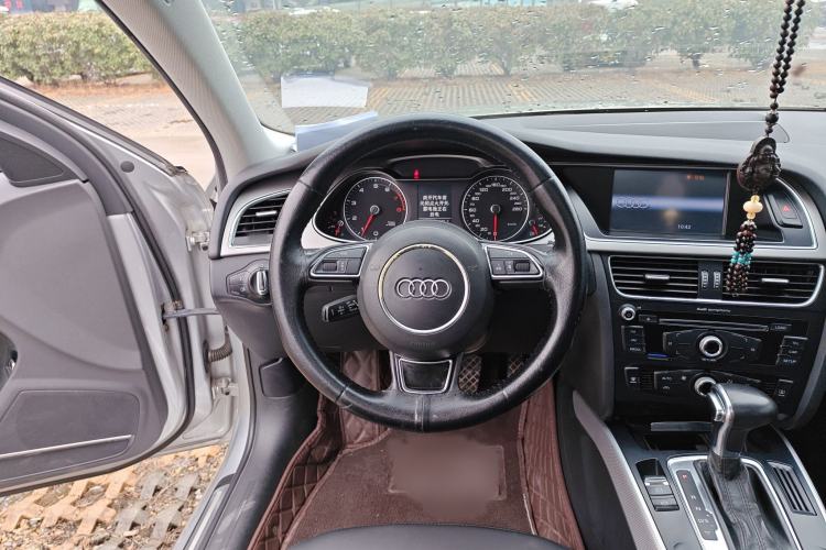 Used Audi A4L 2013 35 TFSI Automatic Standard Model Steering Wheel