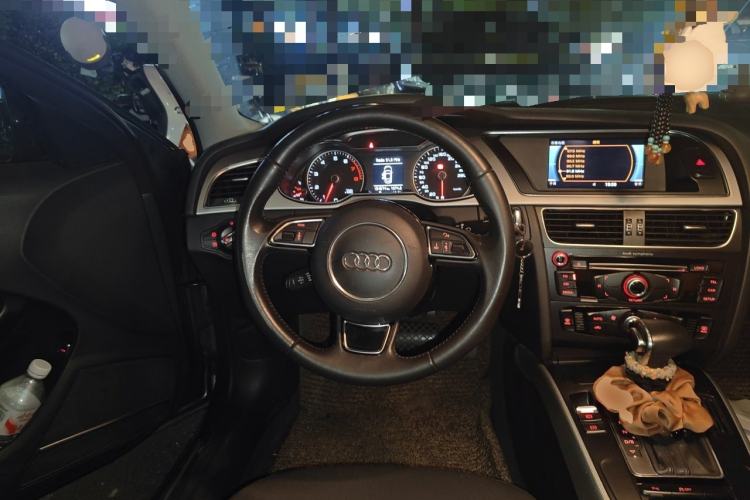 Used Audi A4L 2013 35 TFSI Automatic Standard Model Steering Wheel