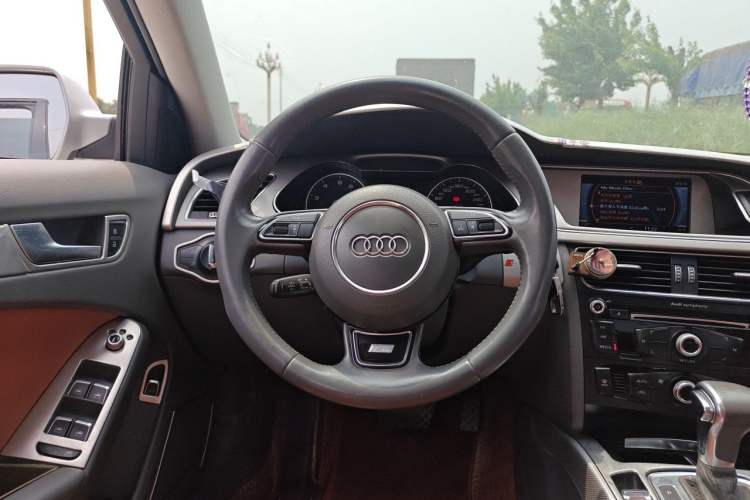 Used Audi A4L 2013 35 TFSI Automatic Standard Model Steering Wheel