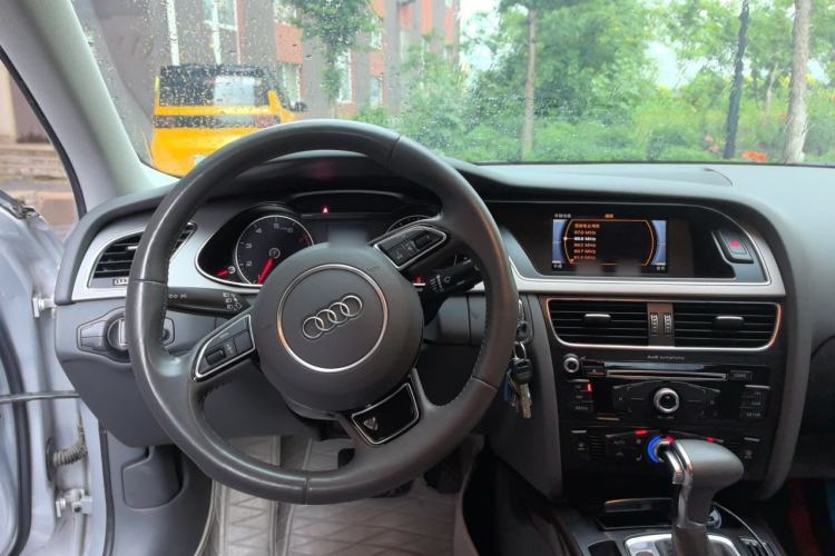 Used Audi A4L 2013 35 TFSI Automatic Standard Model Steering Wheel