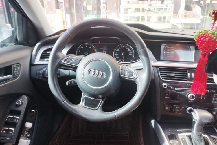 Used Audi A4L 2013 35 TFSI Automatic Standard Model Steering Wheel