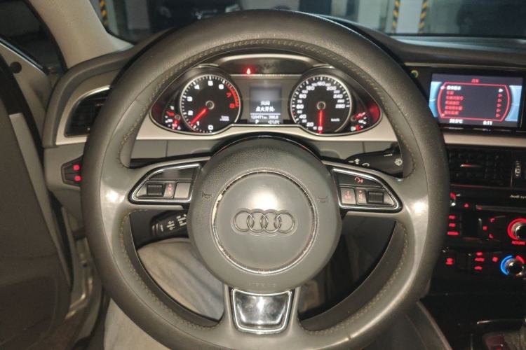 Used Audi A4L 2013 35 TFSI Automatic Standard Model Steering Wheel