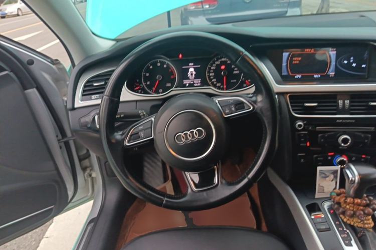 Used Audi A4L 2013 35 TFSI Automatic Standard Model Steering Wheel