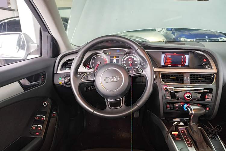 Used Audi A4L 2013 35 TFSI Automatic Standard Model Steering Wheel